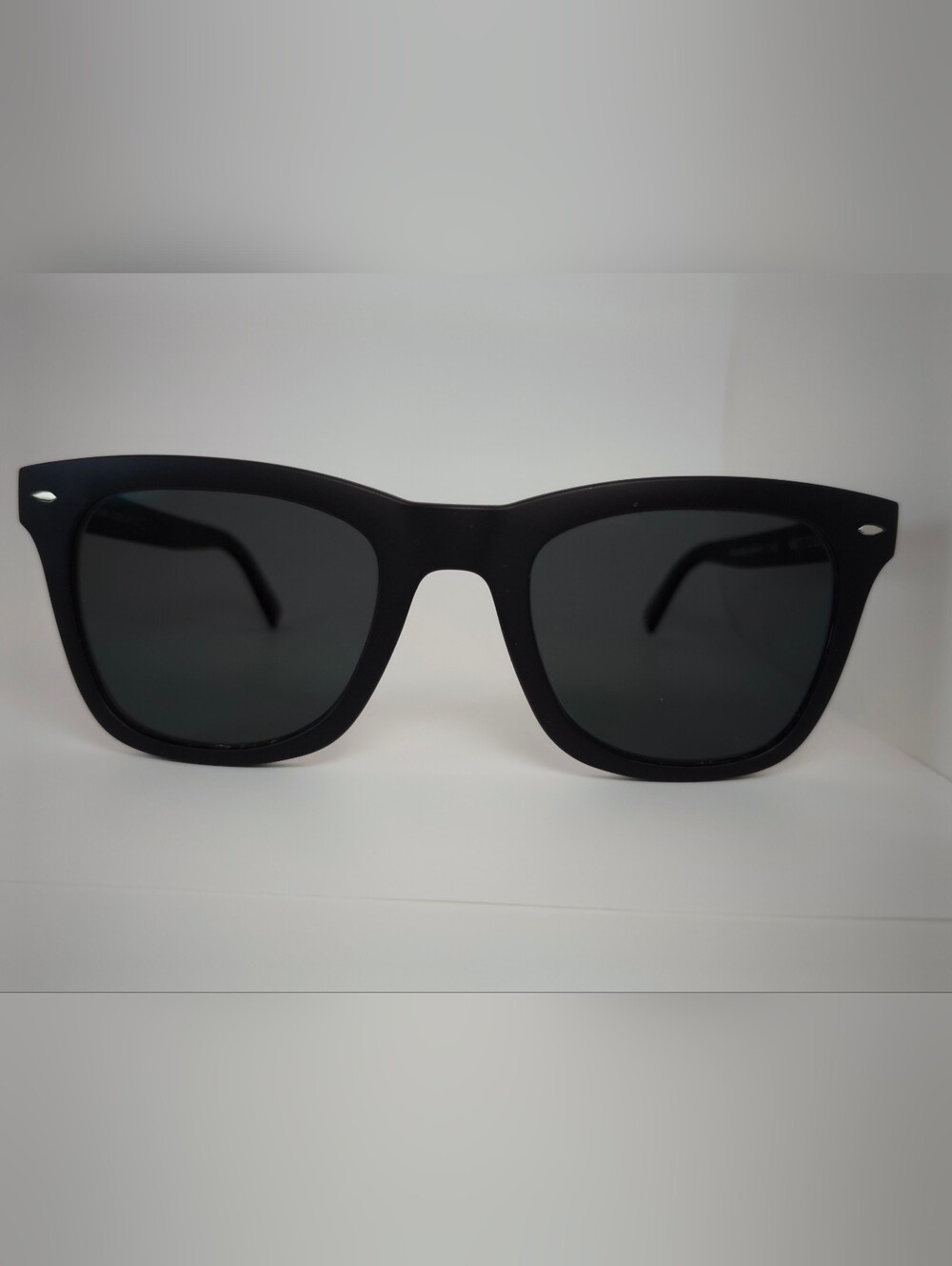 Ocean. Robust Matte Black Frame. Hidden Spring Hinge